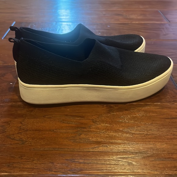 Dolce Vita black slip on shoes - barely worn - Picture 4 of 4